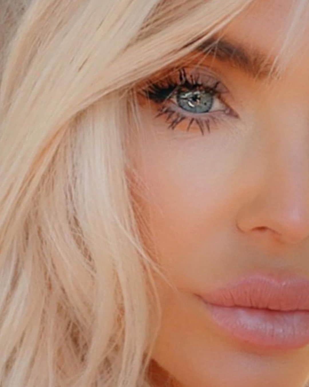 ヴィクトリア・シルヴステッドのインスタグラム：「The colors of Costa Smeralda 💎🇮🇹 ❤️」