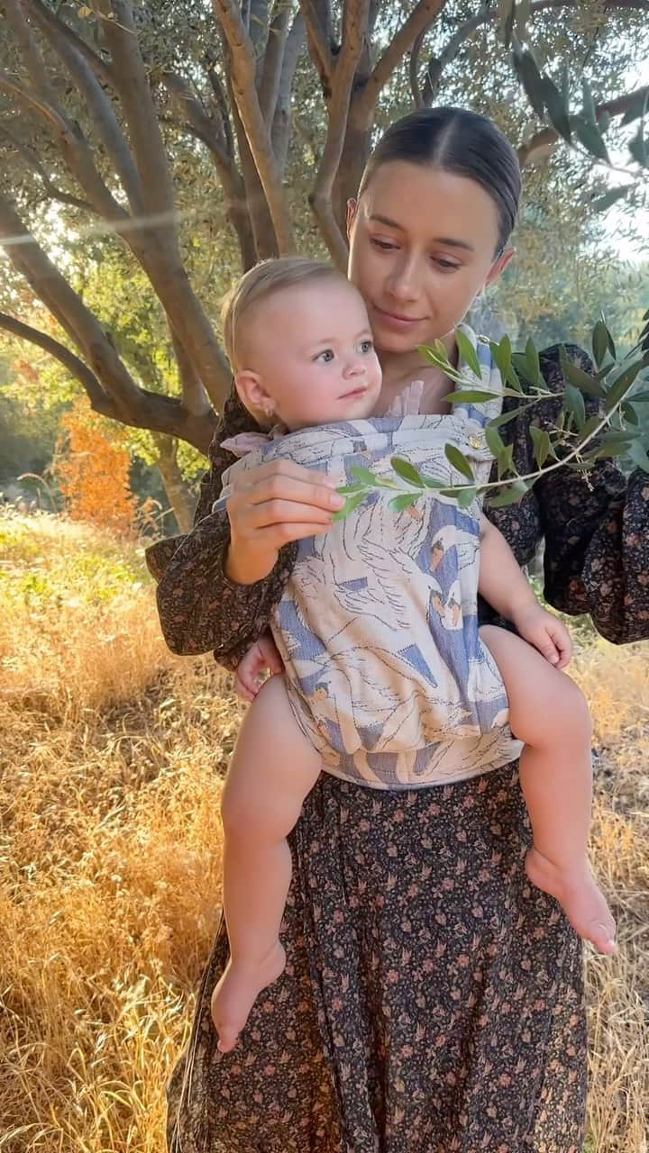 オレーシャ・ルーリンのインスタグラム：「Golden hour with my little dove. Thank you @artipoppe for making baby wearing comfortable and easy. * the @artipoppe is the only carrier that’s worked for us and one I 100% guarantee is worth the investment. It’s brilliant. . . . Dress and boots are @christydawn」