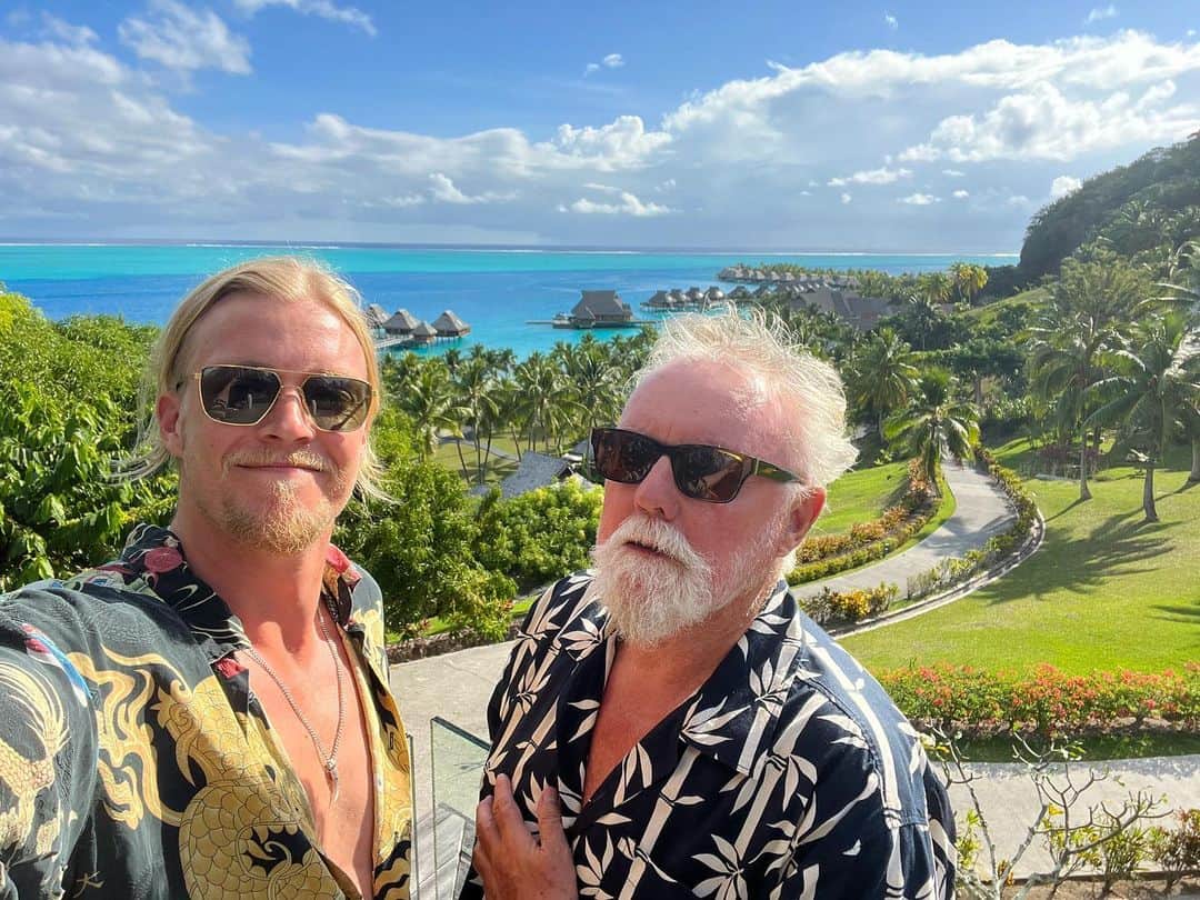 ルーファス・テイラーのインスタグラム：「Two Taylor’s, two Hawaiian shirts and two pairs of @nicoeyewear what could go wrong? ☠️ #piratesofthepacific」