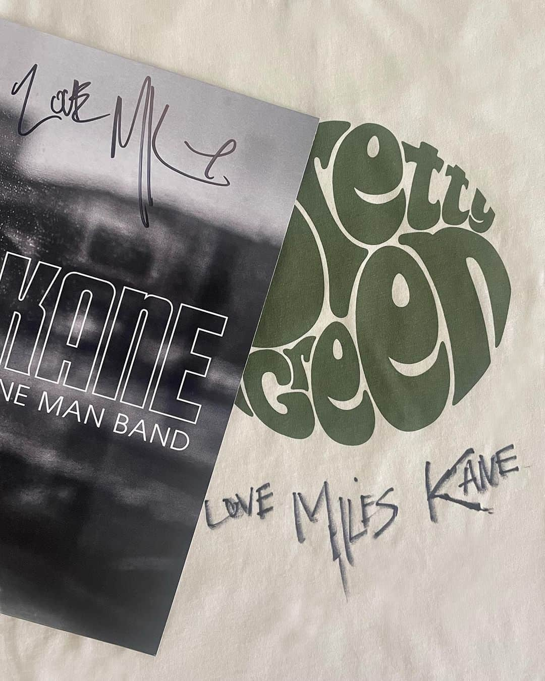 プリティグリーンさんのインスタグラム写真 - (プリティグリーンInstagram)「WIN  In celebration of @mileskane’s fifth studio album ‘One Man Band’, we’re giving one lucky winner a signed record and Pretty Green t-shirt. To be in with a chance of winning...  1.) Like this post 2.) Tag a mate. Each tag counts as a new entry, so get stuck in 3.) Share this post to stories making sure to tag @prettygreenltd  Competition running for UK residents only. Winner contacted on Monday 14th August by a @prettygreenltd verified account. Stay vigilant of fake accounts. Good luck! #prettygreen」8月11日 3時00分 - prettygreenltd