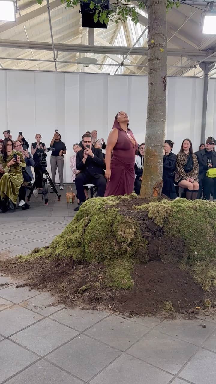 ELLE Magazineのインスタグラム：「The future of fashion has arrived. Model #PalomaElsesser opened @ganni’s spring/summer 2024 show by talking to AI. 🤖」