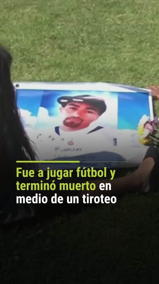 Primer Impactoのインスタグラム：「📌 Salió a jugar fútbol y murió en medio de un tiroteo: a cuatro años del crimen, sus padres piden justicia. La historia es de @salduran   📺  Más en Primer Impacto a las 5pm/ 4C de lunes a viernes por @univision .」