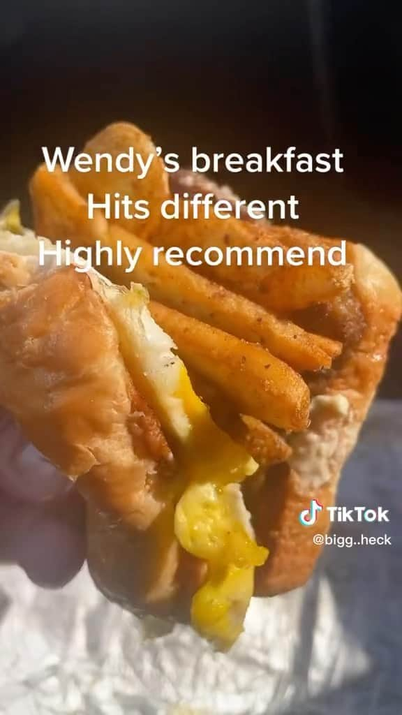 ウェンディーズのインスタグラム：「BFAST HITS DIFF 🥓」