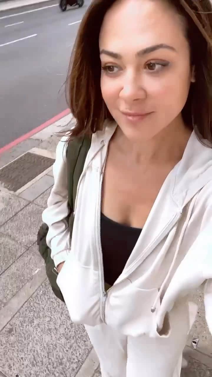 カミーユ・グアティのインスタグラム：「Fave outfit lately… I never want to take it off🤍 @tomvlac @oysho   #classystreetwear #dailyoutfitinspo #outfitinspo #outfitcheck #outfits #streetstyle #London #coffeerun」