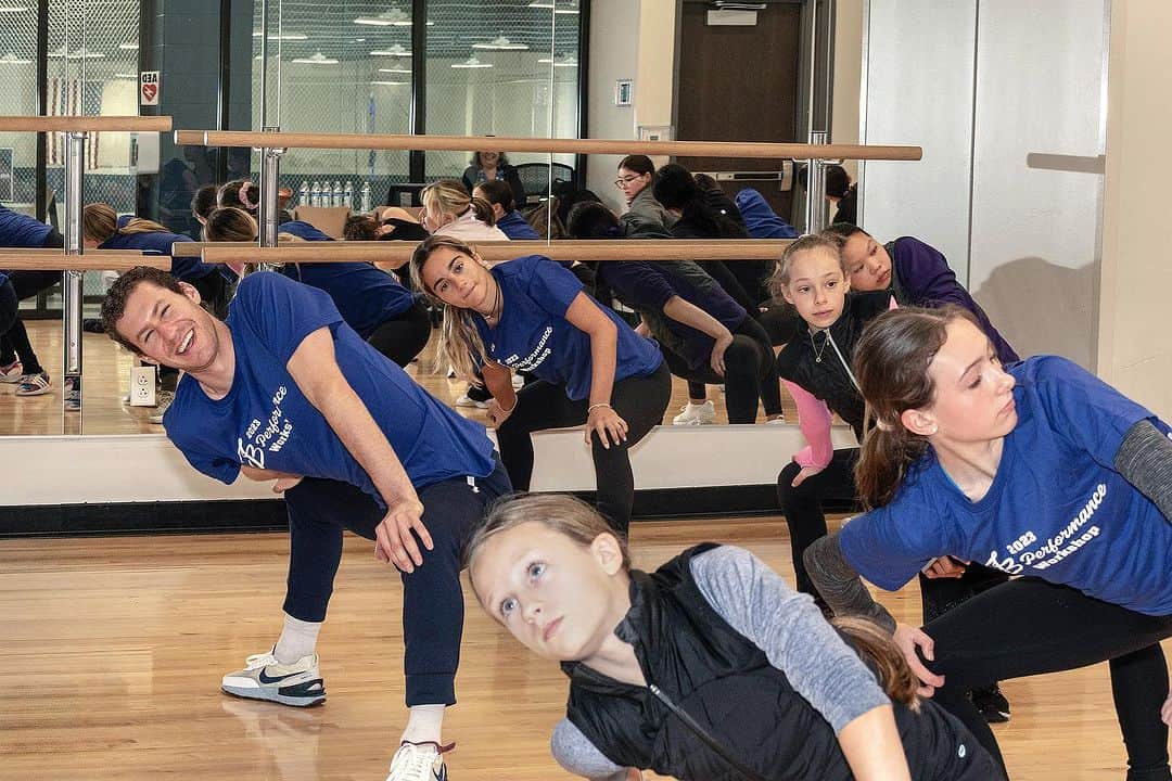 ジェイソン・ブラウンさんのインスタグラム写真 - (ジェイソン・ブラウンInstagram)「Performance Workshop 2023 💫   Thanks to all the skaters who came out to the Jason Brown Performance Workshop yesterday. It was a day filled with skating, self expression, artistry, and joy!  I fell in love with this sport because it gave me an outlet to be creative, while pushing myself athletically. I think there is so much beauty and range in what each of us can bring to the ice, so sharing that passion and building a day around the importance of performance was really special. Looking forward to doing more of these events 🥰💫  (For anyone interested in being put on our email list to hear about future events, contact admin@jasonbskates.com)  📸: @larrymalvinphotography   #workshop #performance #figureskating #dance #artistry #skating」8月11日 3時17分 - jasonbskates