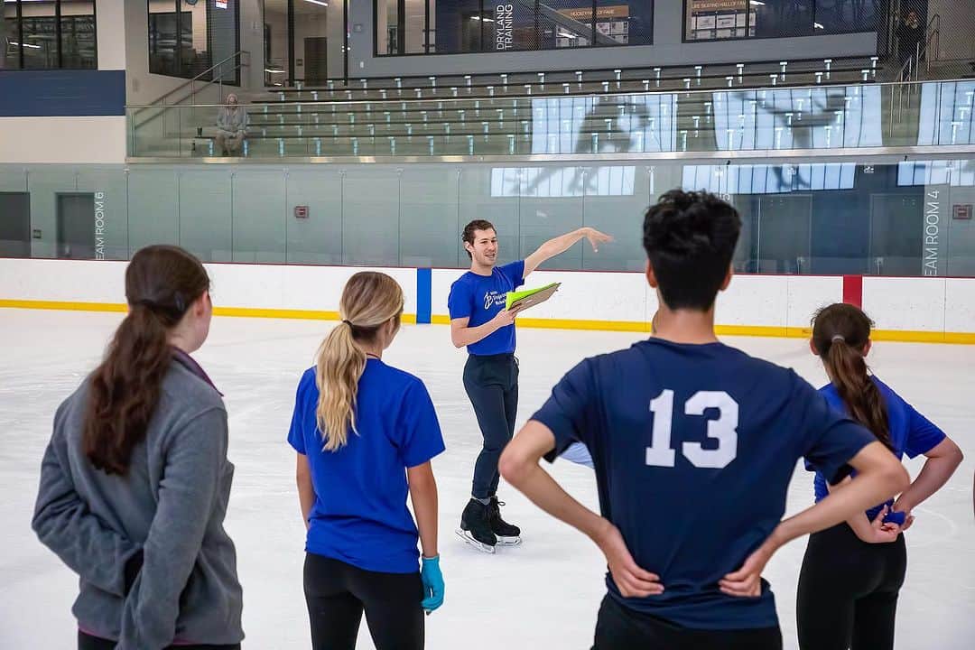 ジェイソン・ブラウンさんのインスタグラム写真 - (ジェイソン・ブラウンInstagram)「Performance Workshop 2023 💫   Thanks to all the skaters who came out to the Jason Brown Performance Workshop yesterday. It was a day filled with skating, self expression, artistry, and joy!  I fell in love with this sport because it gave me an outlet to be creative, while pushing myself athletically. I think there is so much beauty and range in what each of us can bring to the ice, so sharing that passion and building a day around the importance of performance was really special. Looking forward to doing more of these events 🥰💫  (For anyone interested in being put on our email list to hear about future events, contact admin@jasonbskates.com)  📸: @larrymalvinphotography   #workshop #performance #figureskating #dance #artistry #skating」8月11日 3時17分 - jasonbskates