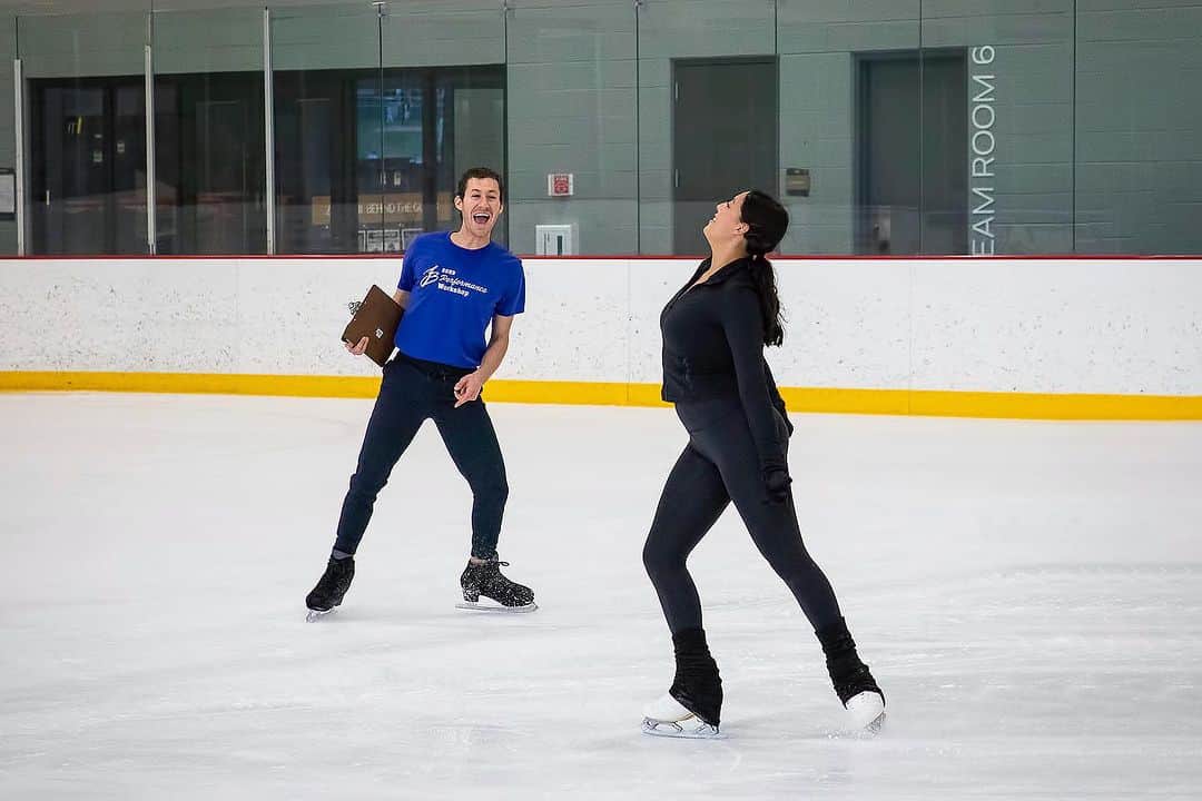 ジェイソン・ブラウンさんのインスタグラム写真 - (ジェイソン・ブラウンInstagram)「Performance Workshop 2023 💫   Thanks to all the skaters who came out to the Jason Brown Performance Workshop yesterday. It was a day filled with skating, self expression, artistry, and joy!  I fell in love with this sport because it gave me an outlet to be creative, while pushing myself athletically. I think there is so much beauty and range in what each of us can bring to the ice, so sharing that passion and building a day around the importance of performance was really special. Looking forward to doing more of these events 🥰💫  (For anyone interested in being put on our email list to hear about future events, contact admin@jasonbskates.com)  📸: @larrymalvinphotography   #workshop #performance #figureskating #dance #artistry #skating」8月11日 3時17分 - jasonbskates