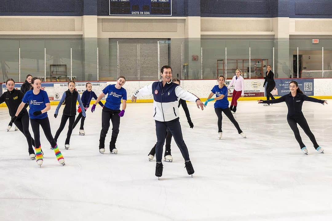 ジェイソン・ブラウンのインスタグラム：「Performance Workshop 2023 💫   Thanks to all the skaters who came out to the Jason Brown Performance Workshop yesterday. It was a day filled with skating, self expression, artistry, and joy!  I fell in love with this sport because it gave me an outlet to be creative, while pushing myself athletically. I think there is so much beauty and range in what each of us can bring to the ice, so sharing that passion and building a day around the importance of performance was really special. Looking forward to doing more of these events 🥰💫  (For anyone interested in being put on our email list to hear about future events, contact admin@jasonbskates.com)  📸: @larrymalvinphotography   #workshop #performance #figureskating #dance #artistry #skating」