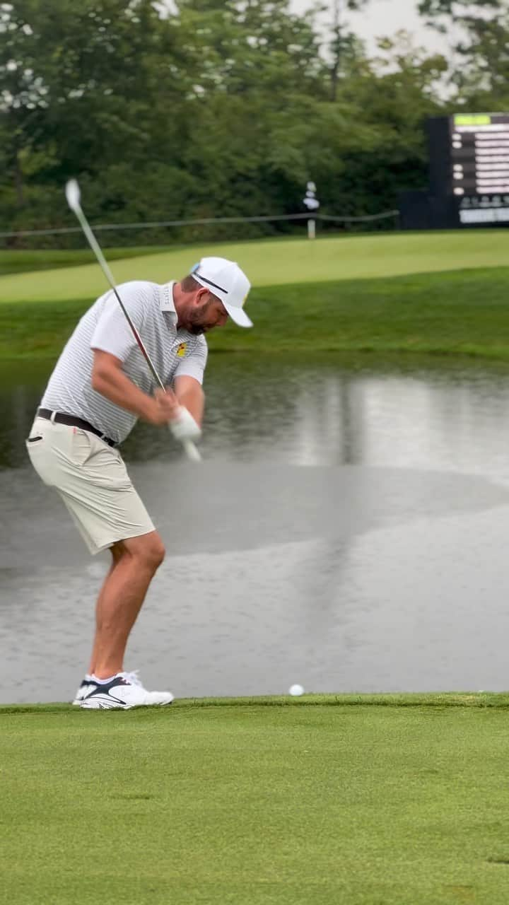 マーク・リーシュマンのインスタグラム：「WATER SKIMMING WITH LEISH 👏👏👏  So good!!  #RipperGC #LIVGolf」