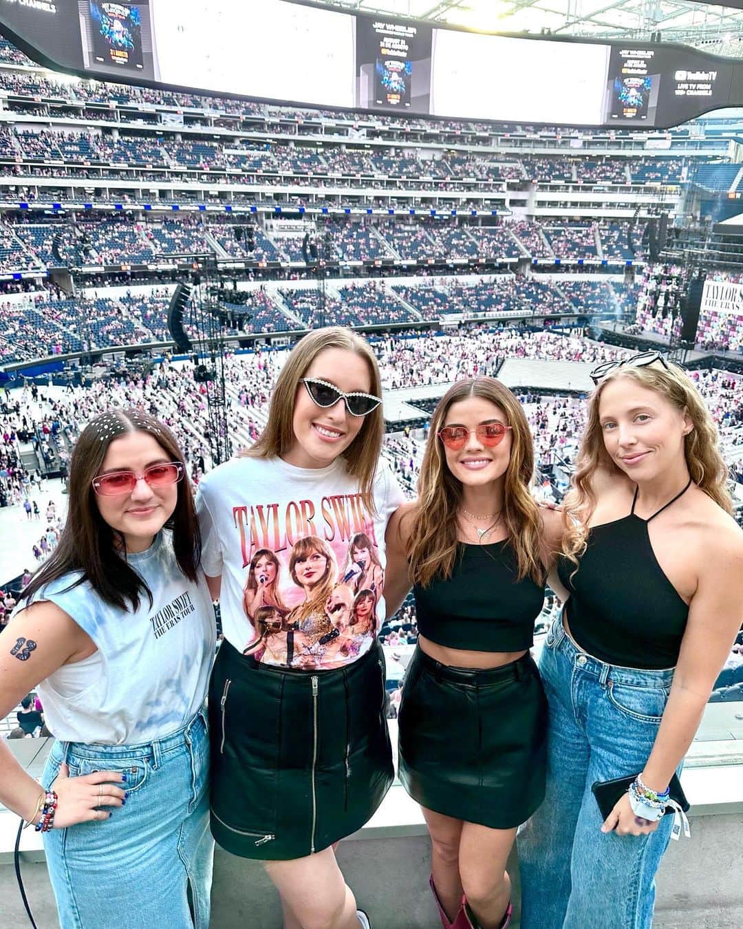 ルーシー・ヘイルのインスタグラム：「Omg??? @taylorswift putting on a show that was so good I can’t even process. Nostalgic, empowering, and sparkly. thank you @sofi !」