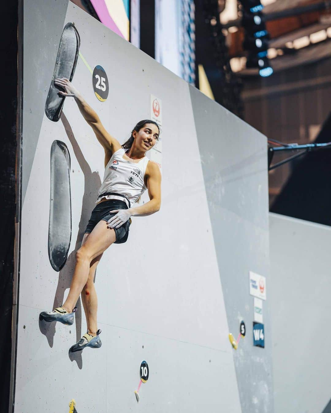 ブルック・ラバウトゥーのインスタグラム：「Into the combined finals here at World Champs! My heart is so full. I am all in 🔥🫶 • 📸: @lenadrapella @ifsclimbing」