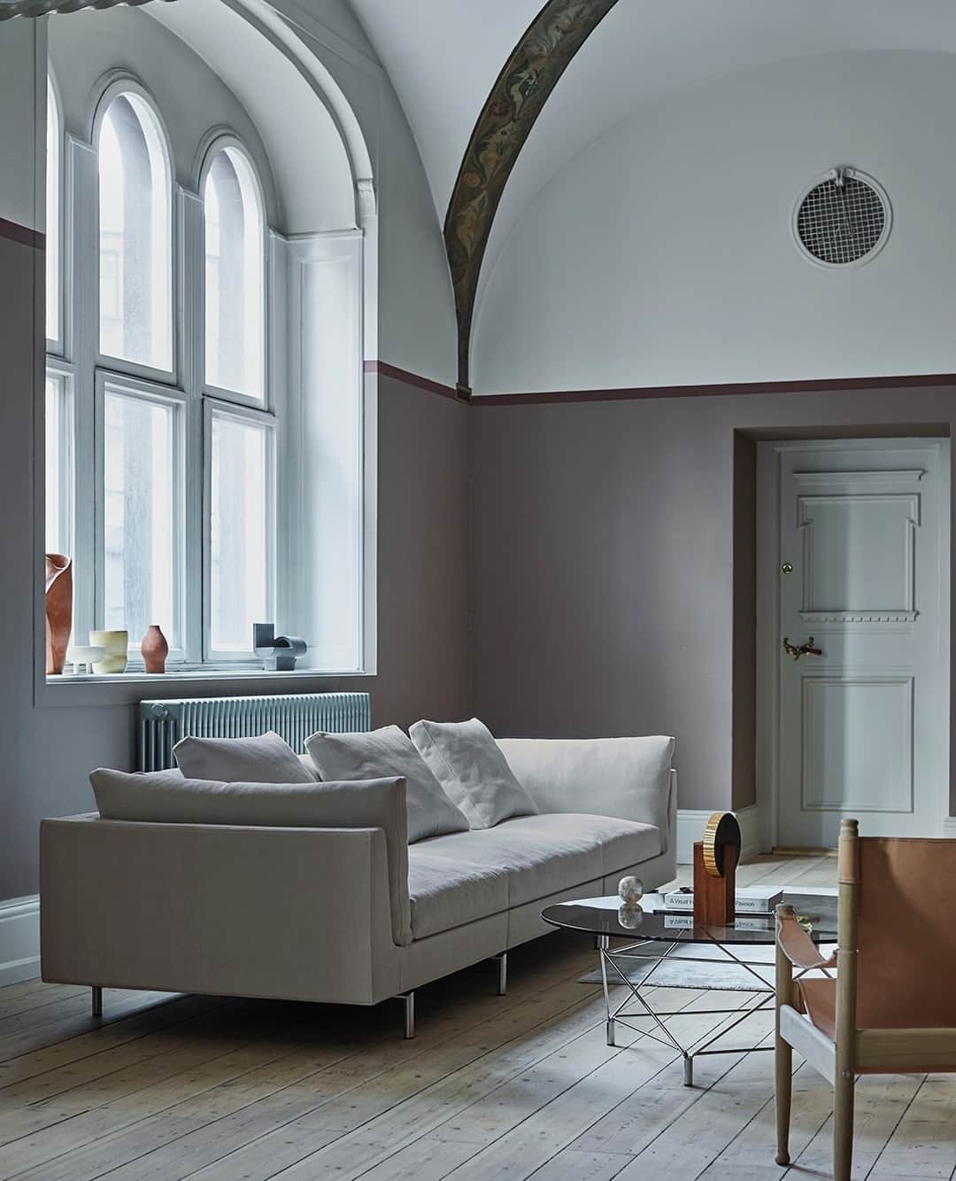 eilersenのインスタグラム：「Unveiling the epitome of comfort and style, the Float High sofa was designed by Jens Juul Eilersen and is here seen in combination with our Spider table designed by Andreas Hansen.⁠ ⁠ Sofa: Float High upholstered in Herring  20⁠ ⁠ ⁠ ⁠ ⁠ ⁠ ⁠ #eilersen #eilersenfurniture #myeilersen #enjoyaneilersen #FloatHigh #jensjuuleilersen #funen #pierresindre #homedecor #sofa #danishdesign #inredning #finahem #interiorlovers #interiordesign #modernliving #minimalism #nordiskehjem #nordicinspiration #nordicliving #craftsmanship #boligindretning #designinterior #livingroominspo #boliginspiration  #hemindredning #schönerwohnen #nordicminimalism #designinspiration #throughgenerations」
