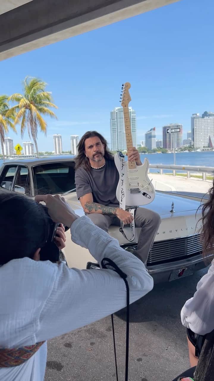 Fender Guitarのインスタグラム：「Te llevamos detrás de la escena con el legendario artista @juanes y la creación del video “In Conversation” en honor de su nueva Signature Stratocaster.  We’re taking you behind the scenes with legendary artist @juanes and the making of the “In Conversation” video in honor of his new signature Stratocaster.  Murals by @rigoleonart & @mutavision」