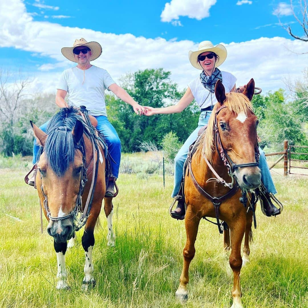 エリザベス・バンクスのインスタグラム：「Who are we? #wyoming」