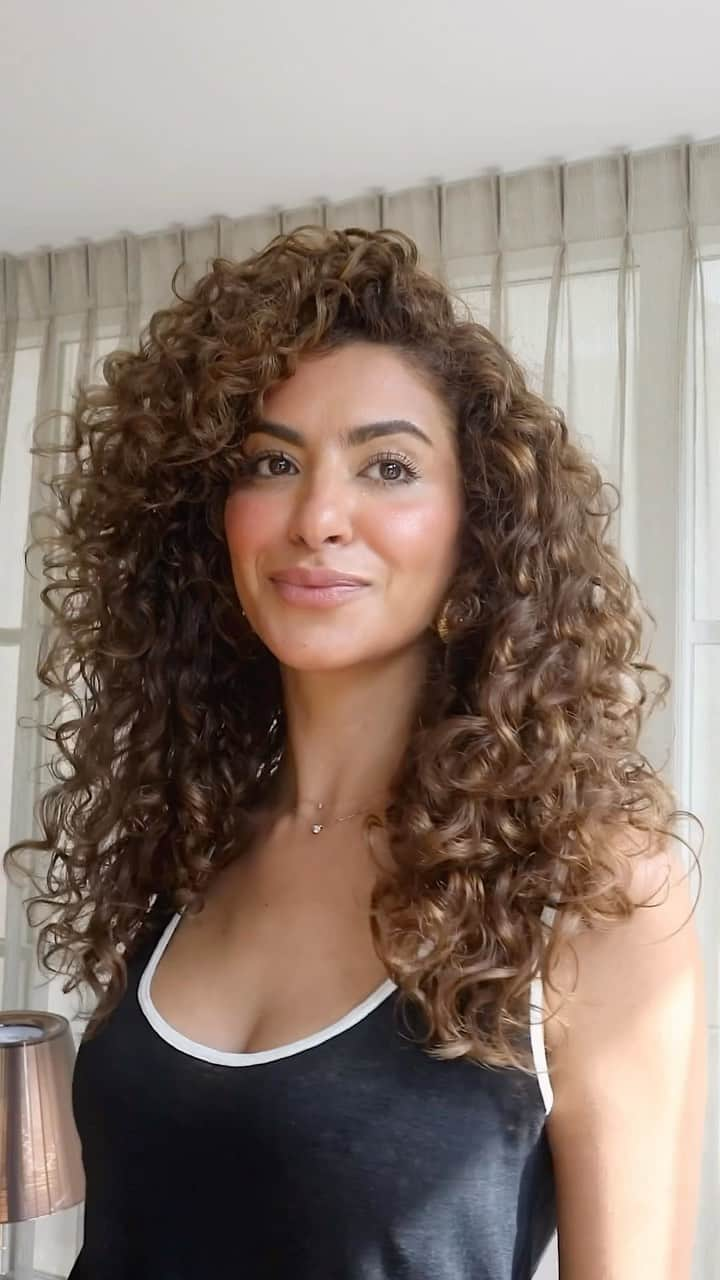 Sarah Angiusのインスタグラム：「Curly hair hair hack⭐️」