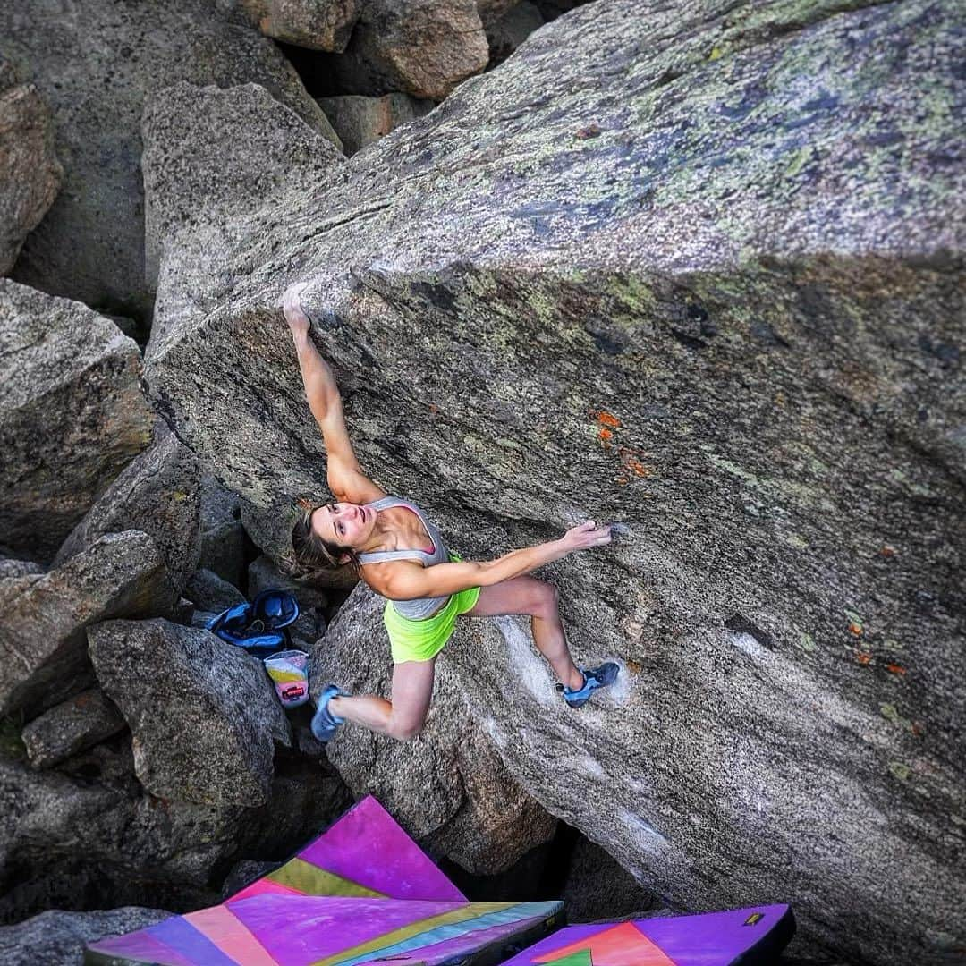 アレックス・パッチシオのインスタグラム：「2nd day in the high high Alpine this season and happy to have ticked another climb of my list. 😄 ✅ Exfoliator V12/ 8A+, Lincoln Lake. . Always wanted to go check this one out and it didn’t disappoint. Really hard first move with bad feet and awkward body position. Short, crimpy and powerful so kinda my style! 💪🏻😉 Thanks to @waterhouseclimb for starting the send train and giving me the motivation to follow suit. 😄 . @roap.c  @scarpana @organicclimbing @frictionlabs @evn_cbd」