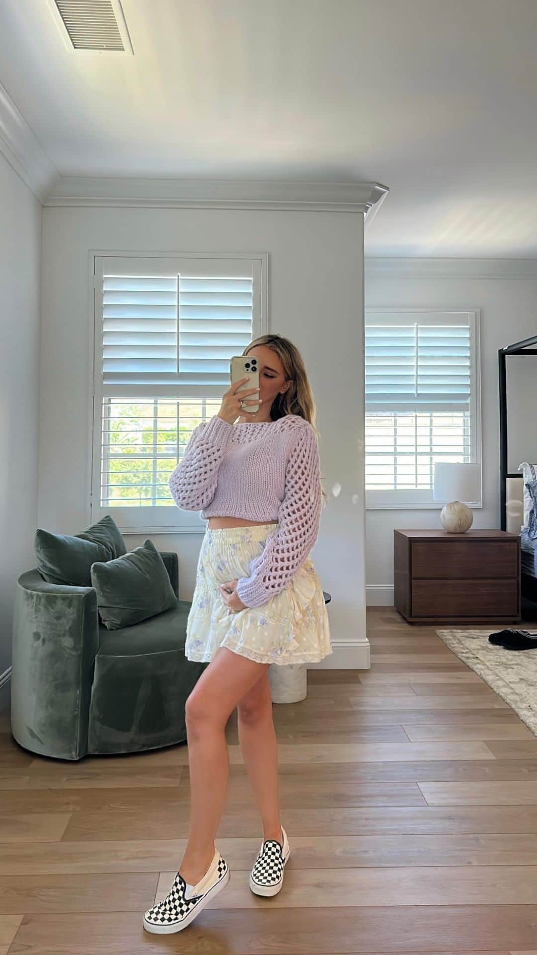 のインスタグラム：「Said goodbye to our old house this weekend! The house I had just moved into when a Michael & I started dating, we got engaged in and planned our wedding in 🤍 a little sad saying goodbye even though we are SO excited for this next chapter! Huge thank you to @roadwaymoving for making this move stress-free & effortless for us as usual. Use my code amandastanton10 for 10% off local moves and 5% off long distance moves! Here’s a little sneak peek of the new house 🤍」