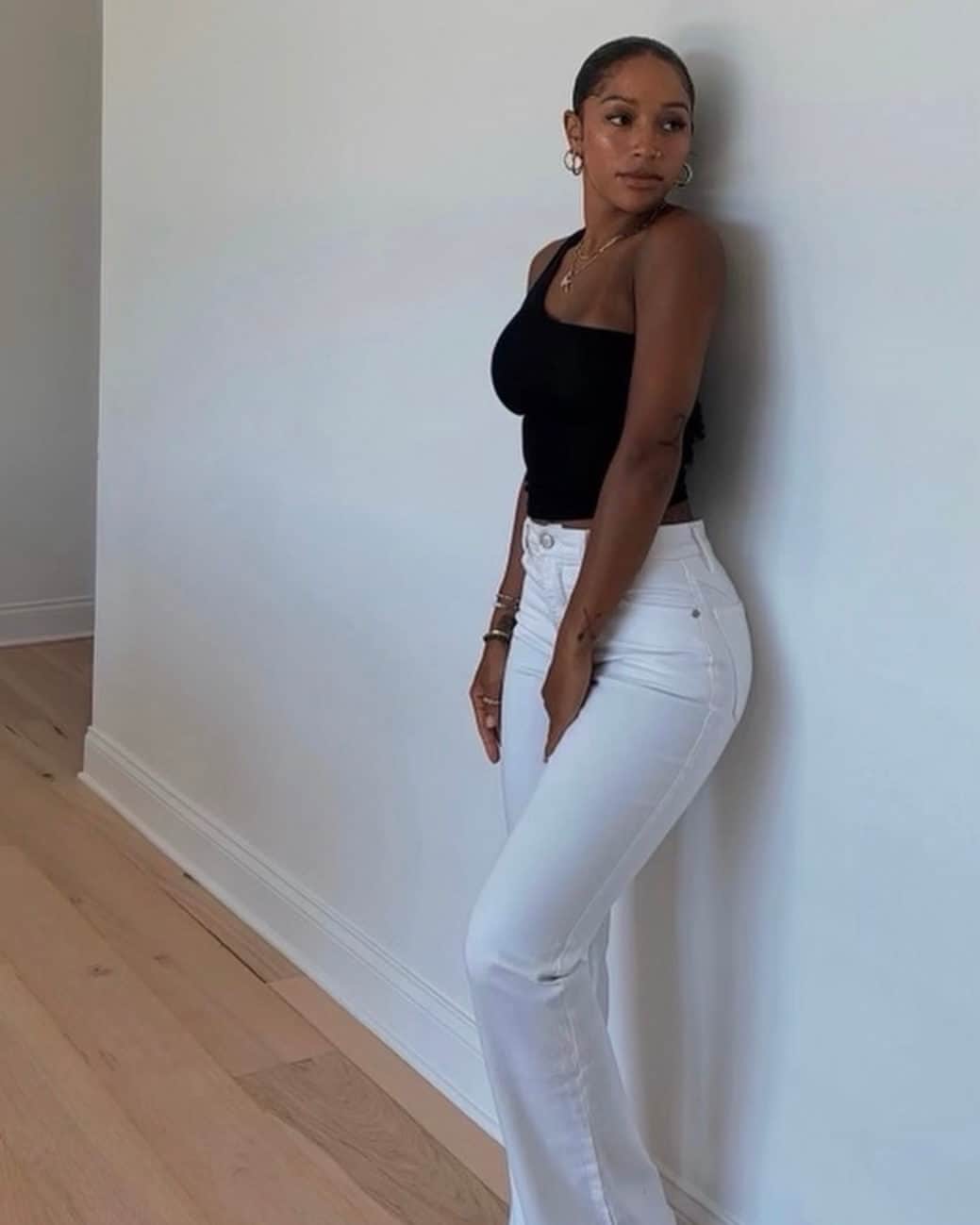Nordstromのインスタグラム：「Outfit formula that never fails? Chic neutrals 🤍🖤 📸: @haaaileej」