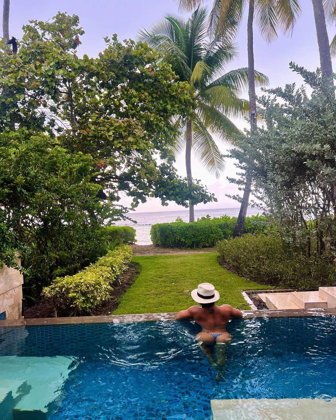 Eri Antonさんのインスタグラム写真 - (Eri AntonInstagram)「Topless in paradise 🩵🌴🌊 📍 Puerto Rico, Dorado Beach Ritz Carlton  @doradobeachreserve  @kl_swimwear 👙  #puertorico」8月11日 4時36分 - erianton_