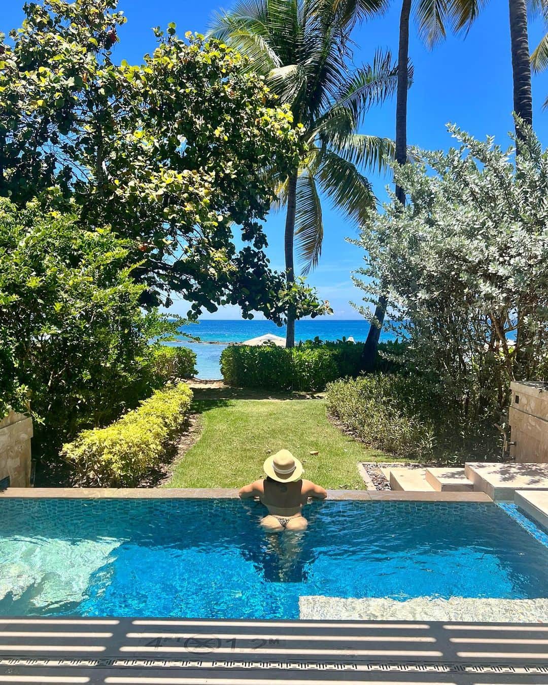 Eri Antonのインスタグラム：「Topless in paradise 🩵🌴🌊 📍 Puerto Rico, Dorado Beach Ritz Carlton  @doradobeachreserve  @kl_swimwear 👙  #puertorico」