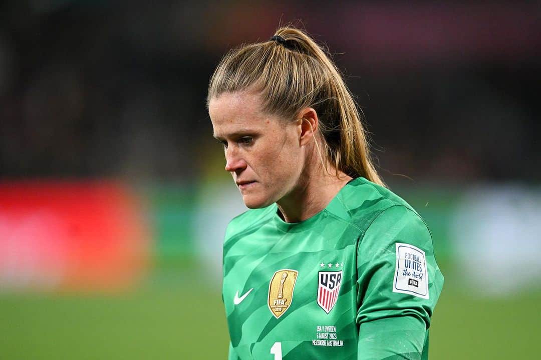 アリッサ・ナアーのインスタグラム：「I think a piece of my heart is still on that field in Melbourne. 💔 It is an incredible honor to wear this jersey and represent my country at a World Cup. Proud to be a part of this team; through every high and low, we stayed together. We came up short of our goal; but we reflect, we learn, we grow, and we move forward better for this experience. Thank you all for the love and support. 🫶🏻🇺🇸」
