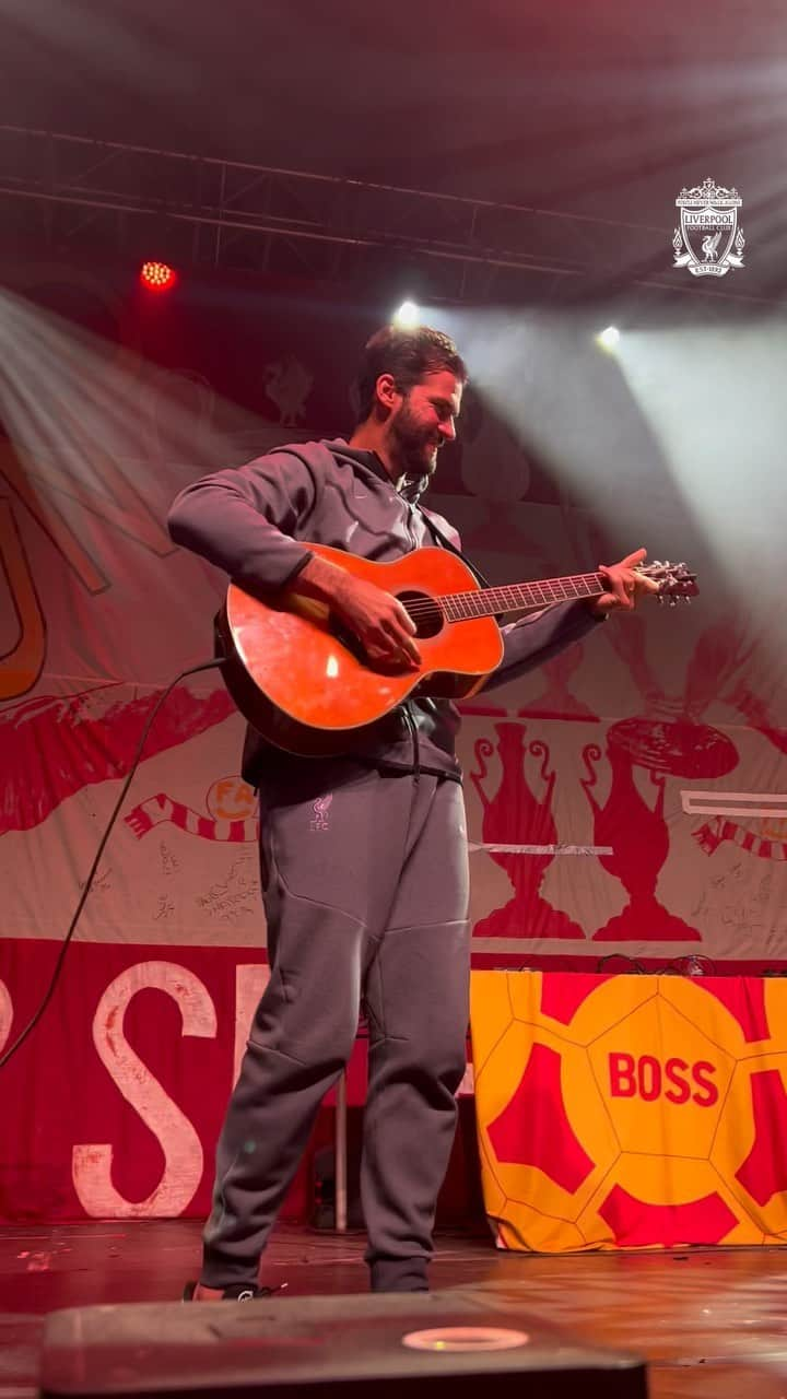 アリソン・ベッカーのインスタグラム：「Yes, that was Alisson Becker on the guitar 😍🎸」