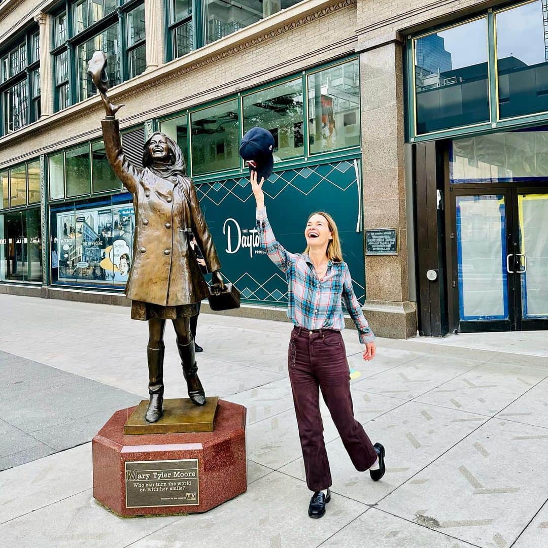 レイシャ・ヘイリーのインスタグラム：「A must do in Minneapolis. Visiting  an icon #marytylermoore」