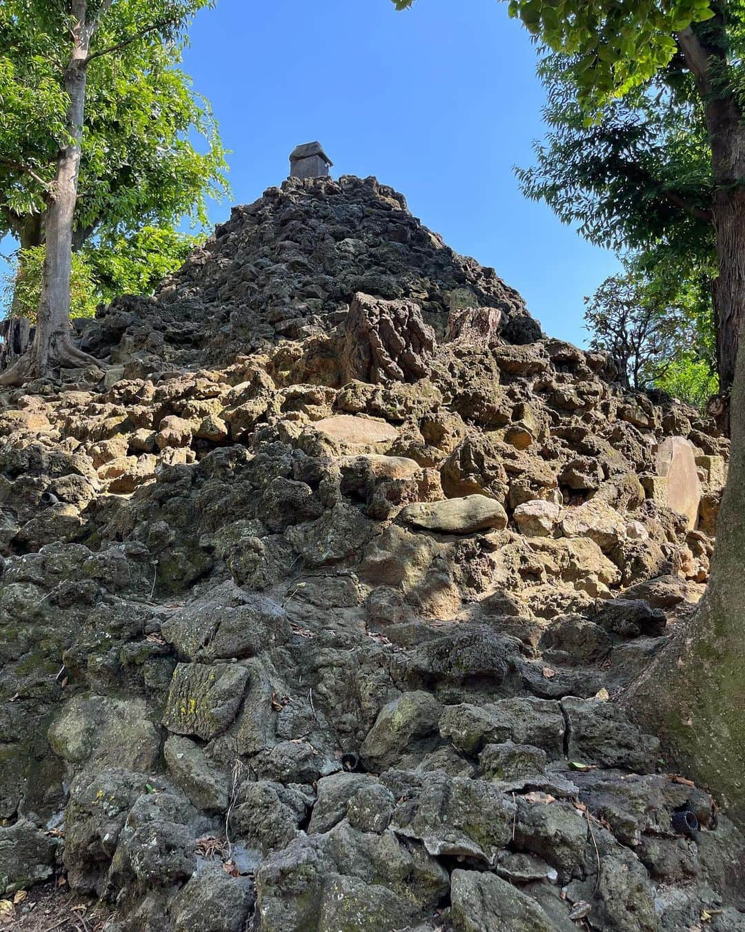 村上てつやさんのインスタグラム写真 - (村上てつやInstagram)「今日は「山の日」ですね🗻  本当はハイキング気分で関東近郊の低山登山でもしたいところですが、この暑さのなか無理して行くのもいかがなものかと……  でも実は都内にはたくさん「例の山」がありまして！  そこに行けば登山欲を軽めに満たせる&しっかりとしたお参りが出来るのですよ🤔  江戸時代末期に流行したと言われる富士山信仰  富士山に実際に行くことが叶わない人のために江戸の町にはたくさんの「ミニ富士山」＝「富士塚」が作られました  町の人を代表して富士山に登り祈りを捧げた人たちはその岩（溶岩）を江戸の町に持ち帰りミニ富士山を作ってしまうという荒技にうってでます😳  これでいつでも簡単に富士山に登れますYO🙆‍♂️  ………うーむ  凄くないですか？  そうした熱い思いが未だに都内に70数基の ミニ富士山として残っているそうです  ワタクシはその内の10ヶ所ぐらいは参拝（登山）しましたがこれはかなり奥深い世界のようですね〜😅  #山の日  #例の山  #富士山  #富士講 #富士塚  #豊島長崎富士 #下谷坂本富士  #音羽富士 #十条富士  #他の方を #写さないように #撮るのが一苦労  #押忍」8月11日 5時07分 - iamtetsuyamurakami