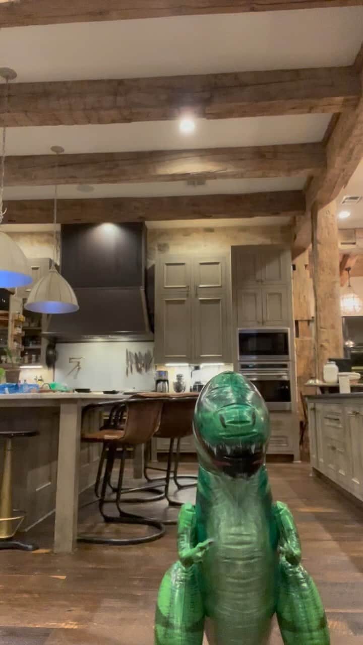 コリー・ロバートソンのインスタグラム：「Lying in bed last night with our 3 year old grandson who was spending the night, and I get a text from @realwilliebosshog from the other room with this video 😂 I wish I could have bottled up the giggles from Shep when he saw this!  The cutest thing ever!! We watched it 10x and he died laughing every time! Putting it here in case your kids need a laugh today…warning: it’s impossible watch it just once 🤣」