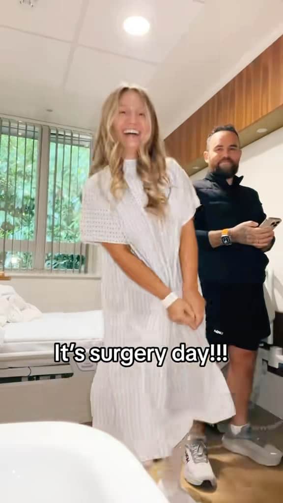 Anna Sacconeのインスタグラム：「It’s surgery day!! 😍🩷 #plasticsurgery #abdominoplasty #annasaccone #sacconejolys #tummytuckbeforeandafter #tummytuck #mommymakeover #mommymakeoversurgery #jonathanjoly #supportivehusband #momf4 #mumof4 #4kidsmama」