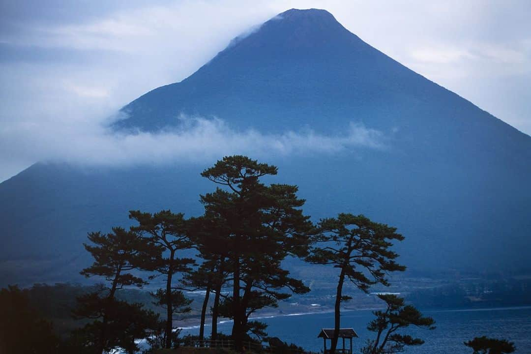 Michael Yamashitaさんのインスタグラム写真 - (Michael YamashitaInstagram)「Mountain Day: Today is Mountain Day (Yama no Hi), Japan’s newest public holiday, a day to promote love for Japan’s mountains. Here is a portfolio of Japan’s most famous - majestic Mount Fuji and look-alikes from Kagoshima, Kumamoto and Hokkaido #mountainday #fuji #mtfuji」8月11日 23時00分 - yamashitaphoto