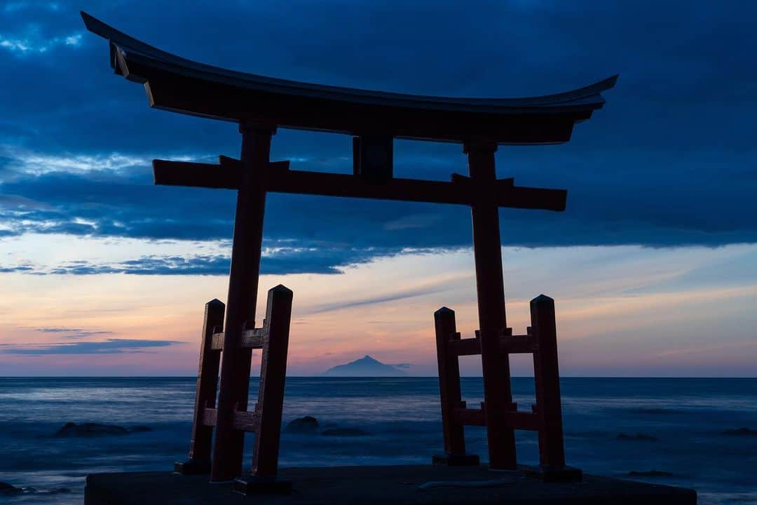 Michael Yamashitaさんのインスタグラム写真 - (Michael YamashitaInstagram)「Mountain Day: Today is Mountain Day (Yama no Hi), Japan’s newest public holiday, a day to promote love for Japan’s mountains. Here is a portfolio of Japan’s most famous - majestic Mount Fuji and look-alikes from Kagoshima, Kumamoto and Hokkaido #mountainday #fuji #mtfuji」8月11日 23時00分 - yamashitaphoto