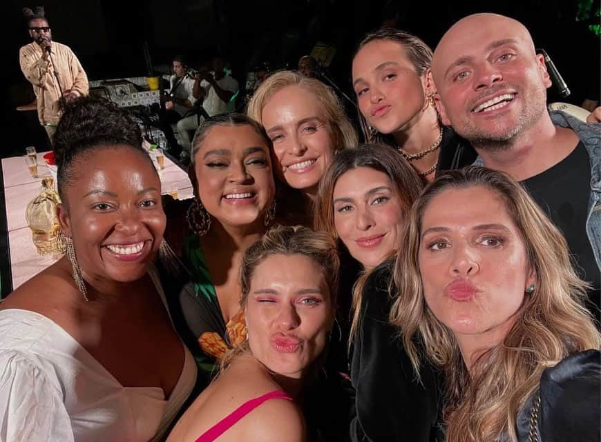 Preta Gilのインスタグラム：「Tanto, mas tanto amor! Ser abraçada por quem quero bem é como renascer e lavar a alma! Foi inesquecível!!! #Preta49  @pedrocapedroca, @ojulius, @nathaliagibson, @tiamaoficial, @loracarola e @jessilane.   Fotos: @gee.eu」