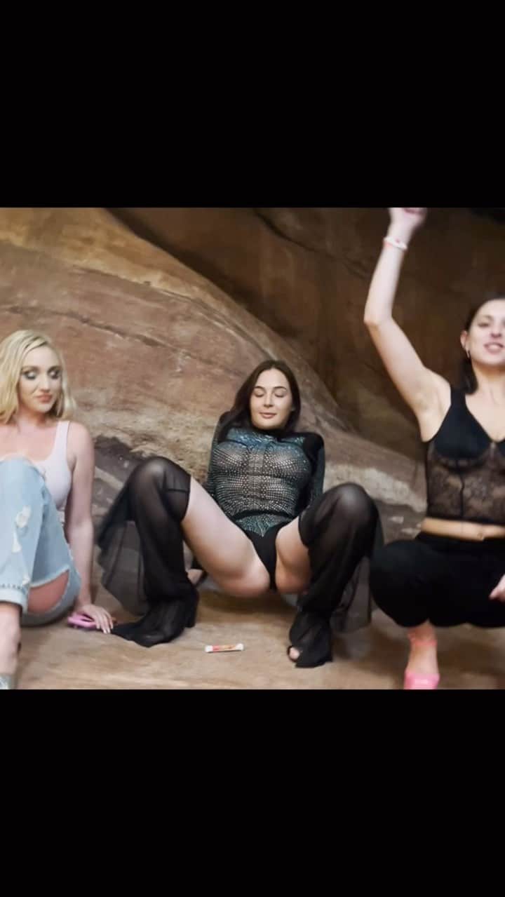 ブレア・ウィリアムズのインスタグラム：「What’s this song called? 🎶」