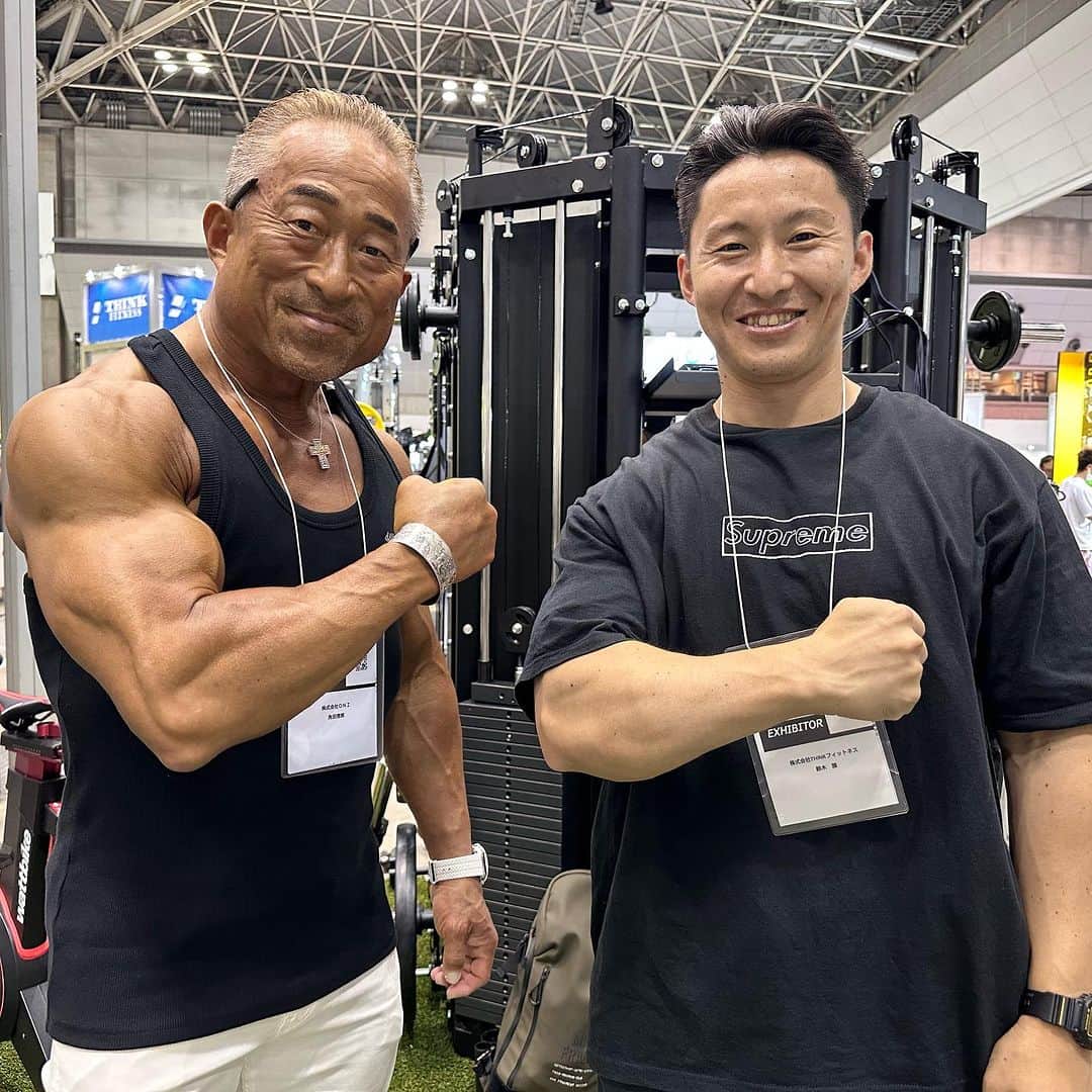のインスタグラム：「SPORTEC2023 in 東京ビッグサイト  再会第三弾はこの人💪  日本ボディビル選手権9連覇🏆🏆🏆🏆🏆🏆🏆🏆🏆  あの《怪物たち》ひしめく  世界ボディビル選手権で堂々の優勝を果たした  日本が誇るボディビル界の至宝✨  鈴木雅さん💫  株式会社THINKが運営する  ご存知GOLD'S GYMの  トレーニング研究所 所長であると同時に  読売巨人軍で  若手選手のフィジカル強化のコーチも務めておられます😁  SPORTECではおよそ1年ぶりの再会でしたが  角田さん、去年よりデカくなってませんか⁉️  と声をかけてもらいました😁  他の人に言われても社交辞令にしか聞こえませんが  雅君にそう言われると  やっぱり嬉しいです☺️ . . #鈴木雅  #GOLDSGYM  #読売巨人軍  #ミスター日本  #9連覇  #SPORTEC2023」