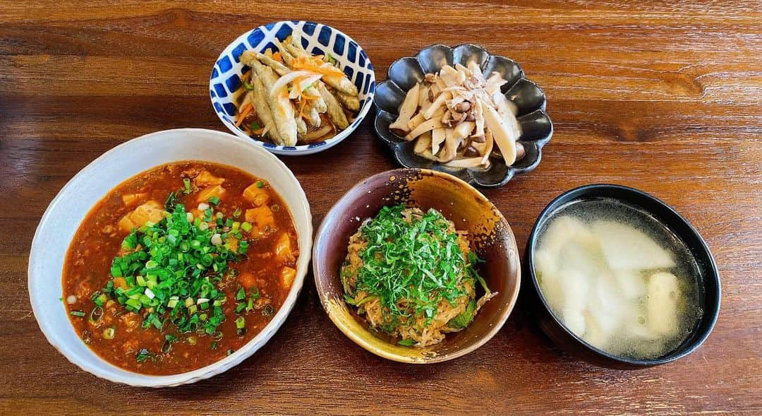 山崎ケイのインスタグラム：「🍚 麻婆豆腐 しらたきの明太子和え かぶの味噌汁 わかさぎの南蛮漬け エリンギのバターポン酢胡椒  前日残ったわかさぎをお楽しみフライを南蛮漬けにしました🐟  #献立」