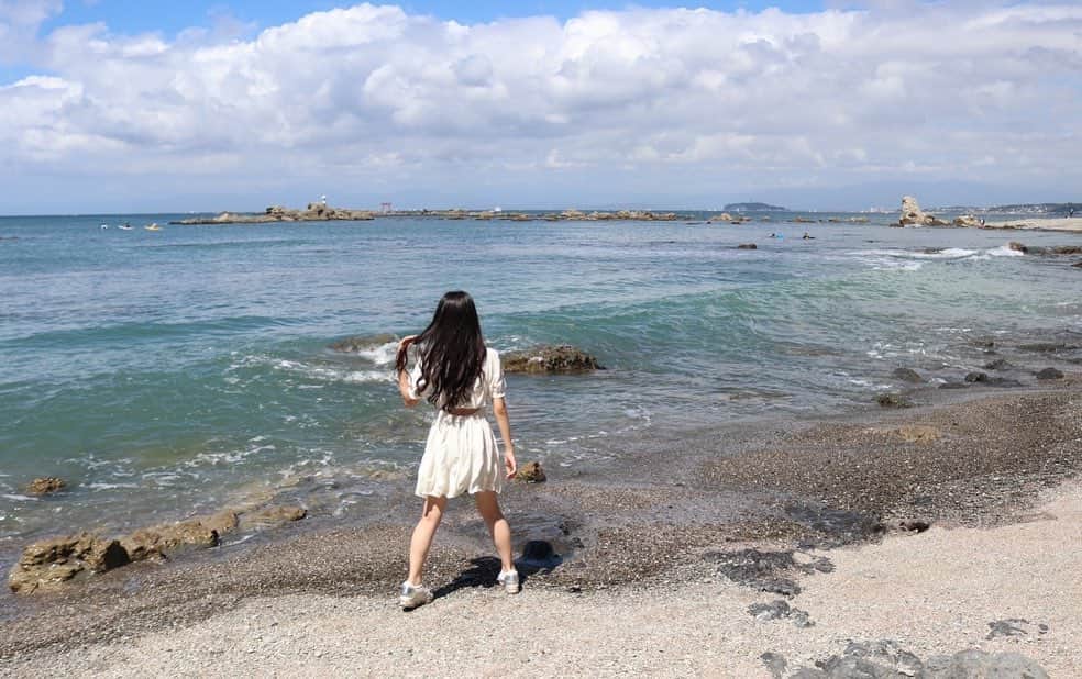 前野えまさんのインスタグラム写真 - (前野えまInstagram)「8月の風を両手で抱きしめたら ・ ・ #今年初の海  #夏の風景  #海のある風景  #20歳の夏 #世界でいちばん熱い夏   #summer  #summervacation  #sea #sealife #sealovers #beach #beachtime  #naturephotography  #girlportrait #actress #actor #girl #photography #portrait #japanesegirl #portraitphotography #daily_phot_jpn #japan_daytime_view」8月11日 16時49分 - maeno_ema