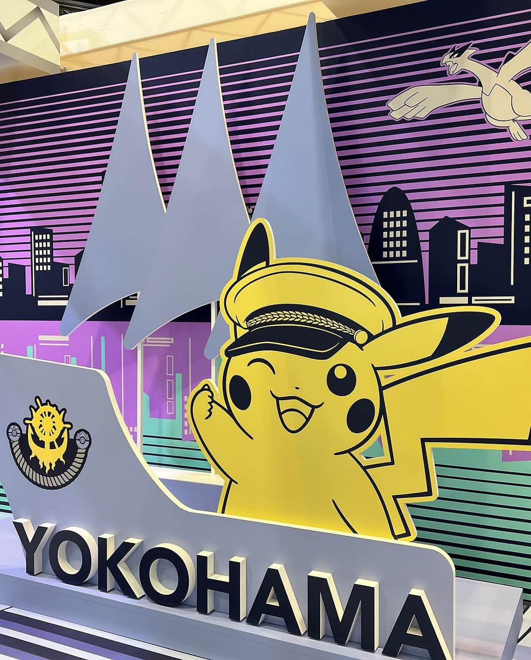 増田順一さんのインスタグラム写真 - (増田順一Instagram)「ポケモン世界大会2023のロゴがぬいぐるみで作られてる！！  Pokémon Center Worlds Store 2023にもお邪魔したよ！ #pokemonworlds #pokemon #pokemoncenter #pokemonwcs2023 #ポケモン #ポケモンwcs2023 #yokohama #pikachu #ピカチュウ」8月11日 15時17分 - pokemon_masuda