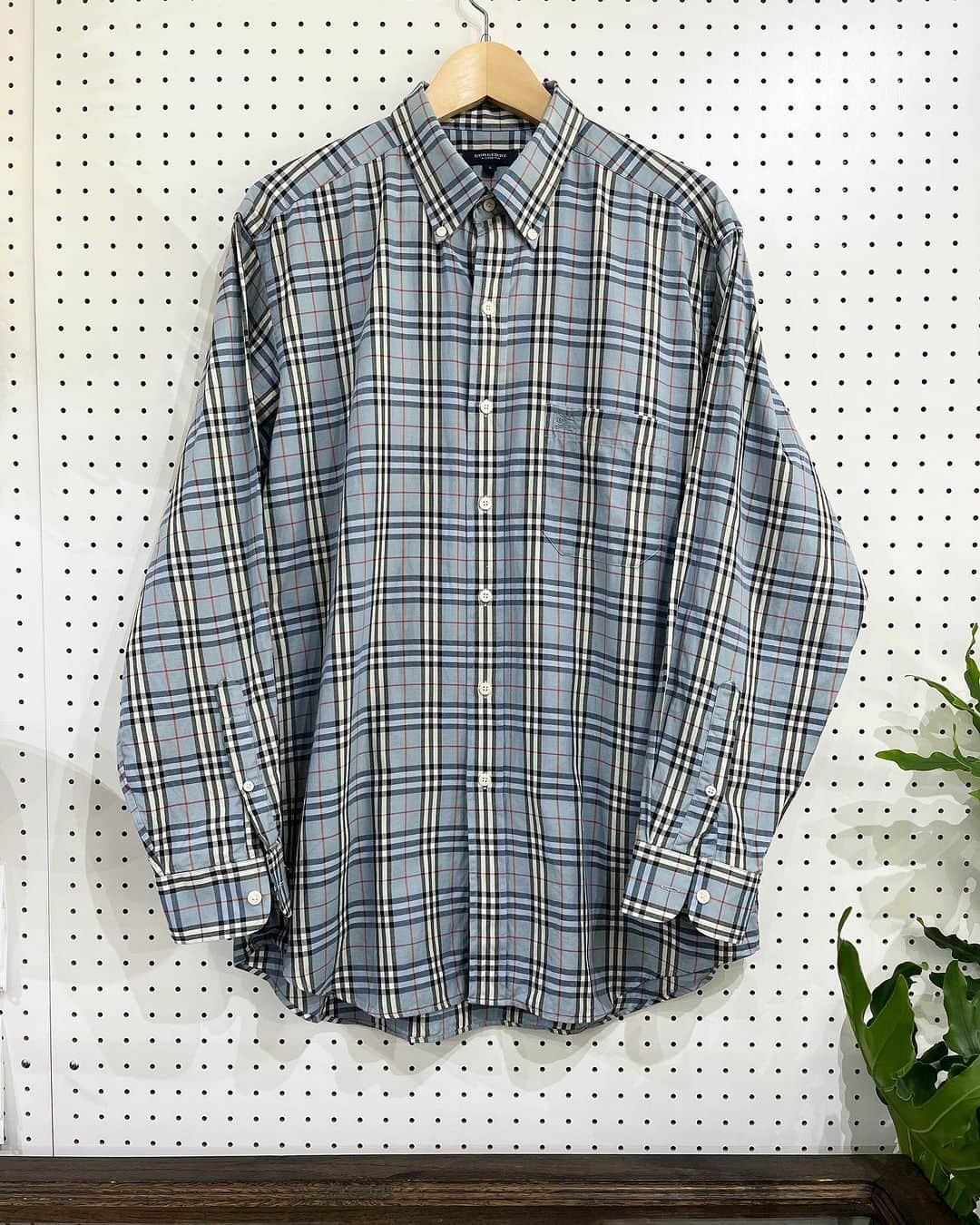 ジャムルのインスタグラム：「Burberry check shirts . お盆休みゆるりと色々入荷しております。 . #お問い合わせはお電話で承ります #jammru#burberry  #osaka  #fashion  #streetstyle  #streetfashion  #vtg  #vintage  #used  #usedclothing  #古着 #古着屋 #ファッション #70s #80s #90s」