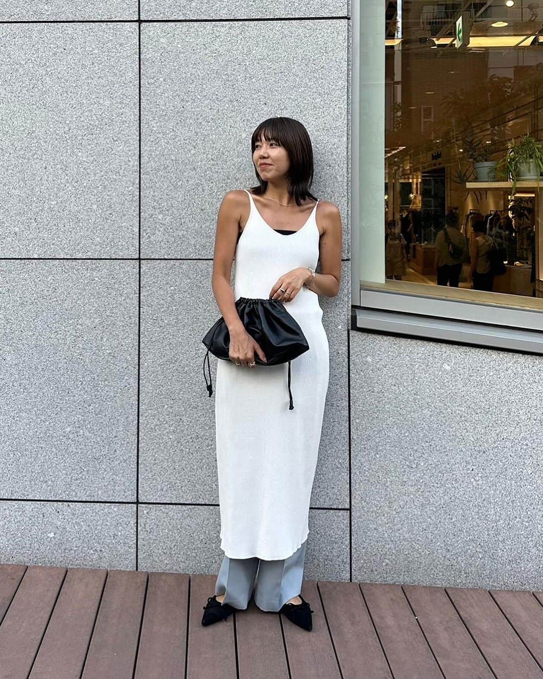 ETRÉ TOKYO ストアのインスタグラム：「@etretokyo  【8/10 New Arrival】 ㅤㅤㅤ ㅤㅤ #ETREナローストラップリブニットワンピース WHITE / BLACK F size ¥23,100(tax in) ㅤ  新宿スタッフ @etretokyo_sae 168cm @etretokyo_tobi 157cm @etretokyo_risa 160cm ㅤㅤ  ㅤ着用カラー：WHITE ㅤㅤㅤ ㅤㅤㅤ  - - - - - - - - - - - - - - - - - - - - - - - - - - - -  商品詳細はTOPページURLよりチェック🔍 ›› @etretokyo_store  ㅤㅤㅤ スタッフコーディネートも毎日更新中【 #etretokyo_staff_ootd 】をフォロー🐿️  TOPページの"フォロー中"から 気になるスタッフのアカウントをフォロー🤝  ㅤㅤㅤ ㅤㅤ  - - - - - - - - - - - - - - - - - - - - - - - - - - - - ⁡  【INFORMATION】 ⁡ㅤㅤㅤ ⁡ ※ ルミネカード会員様限定で店舗通販のご利用が可能です。  ⁡ ※お電話がつながりにくい可能性がございます。 ⁡ ※また混雑時には入場制限及び 試着点数の制限を設けさせて頂きます。 予めご了承ください。 ⁡ ⁡ ご理解、ご協力を賜りますよう 心よりお願い申し上げます。   ㅤㅤㅤ 【LUMINE SHINJUKU STORE】 ETRÉ TOKYO ルミネ新宿2店 TEL：03-5989-0979  ー営業時間ー (平日、土日祝)11:00-21:00 ⁡ #etretokyo#etre#fashion#etretokyoshinjuku #etre#2023etre#etretokyo_staff_ootd#2023aw #ルミネ新宿2 #新作紹介 #秋ファッション #秋スタイル #スタッフスナップ #シンプルコーディネート#シンプルファッション #白黒コーデ #ワントーンコーデ #キャミワンピコーデ #ニットワンピースコーデ #白ニット #レイヤードスタイル」