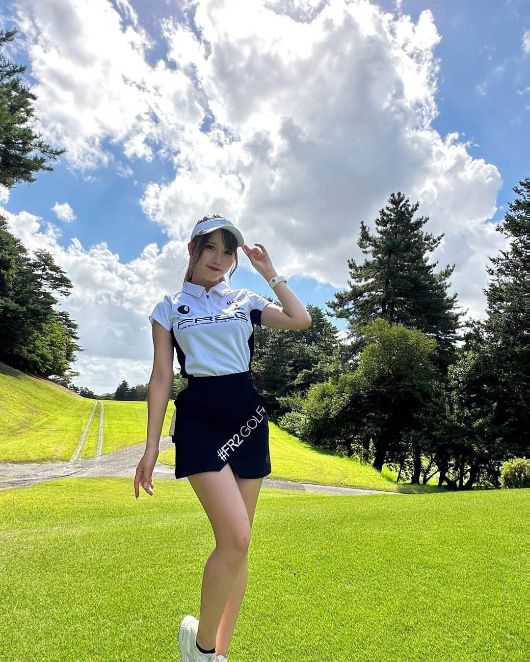 今井みどりのインスタグラム：「約1ヶ月ぶりのゴルフ⛳️  得意だったドライバーが不調になり 苦手だったパターが成長しました♡w 100切りまで長い道のりだ🤣  ウェアはお誕生日でいただいたコーデやっと着れました🤍🖤🐇  めっちゃ可愛いー！！！背中も！！ほんとにありがとう🫶  #ゴルフコーデ #ゴルフ女子  #fr2golf」