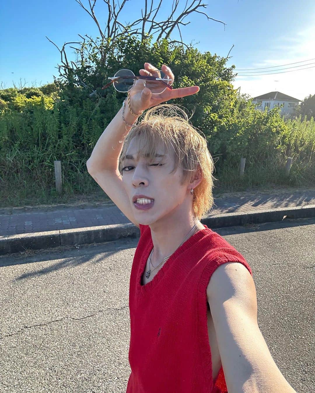 Uのインスタグラム：「❤️‍🔥🌼🌴 あちぃなぁ〜！ #summertime」