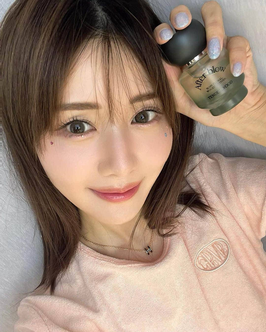 一木美里さんのインスタグラム写真 - (一木美里Instagram)「𝐚𝐟𝐭𝐞𝐫 𝐛𝐥𝐨𝐰🌲🌬️🤍　  dasiqueと同じ系列の香りブランド。爽やかでウッディな香りはくんくんしたくなる❤︎髪の毛にもつけられます。  #kbeauty#afterblow#韓国コスメ#香水#향수」8月11日 15時30分 - misato_ichiki