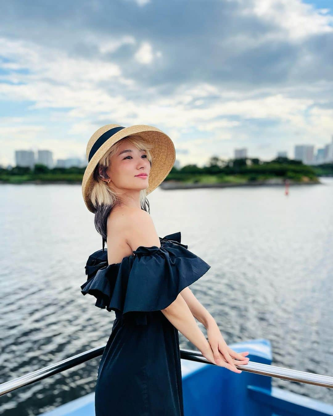 中川友里さんのインスタグラム写真 - (中川友里Instagram)「流行りのエンドカラーがお気に入り🖤💛  前回も書いたように、サロンモデルでのブリーチダメージが凄過ぎて、いませっせとハイブリーチ毛のケアと育毛頑張ってます🥺💓  30代はつやつや髪でいたいよう〜💭✨  ブリーチ髪にオススメなのが @jewel_cosmetics の泡シャンプー🧴&トリートメントケアの #ナデル .  プロの人気美容師さんたちとの共同開発で  公式サイトではモデルも私と @rkgabriela がやってます🥂  カラーダメージの仕組みとケアに特化したアイテム🌈  サロンでカラー施術時に、 色の持続性アップやダメージ防止のために使われる特別なトリートメント成分を配合。   髪や頭皮に残留する化学成分(アルカリ、オキシ)をケアし、 毛髪の主要成分を補給💛  ・クエン酸 ・カタラーゼ（酵素）   毛髪の主要成分  ・ケラチン（3種類） ・CMC類似体  泡で出てくるから、ゴシゴシしなくていいし、摩擦による切れ毛も防いでくれるよ🌻✨  ずっと愛用してるので、ちょうど髪ダメージにお悩みの方に向けてpostしておく🫶✨  この頃くらい18トーンでも切れない髪になりたい🥹💭✨まずは日頃のケアから🥹💛  #ヘアケア」8月11日 15時30分 - darayunya