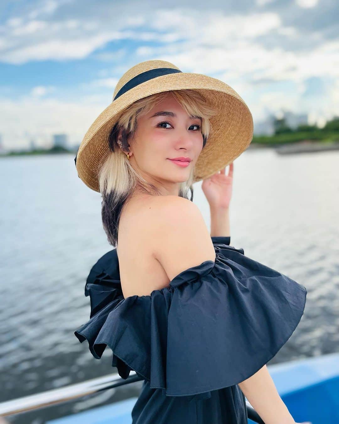 中川友里のインスタグラム：「流行りのエンドカラーがお気に入り🖤💛  前回も書いたように、サロンモデルでのブリーチダメージが凄過ぎて、いませっせとハイブリーチ毛のケアと育毛頑張ってます🥺💓  30代はつやつや髪でいたいよう〜💭✨  ブリーチ髪にオススメなのが @jewel_cosmetics の泡シャンプー🧴&トリートメントケアの #ナデル .  プロの人気美容師さんたちとの共同開発で  公式サイトではモデルも私と @rkgabriela がやってます🥂  カラーダメージの仕組みとケアに特化したアイテム🌈  サロンでカラー施術時に、 色の持続性アップやダメージ防止のために使われる特別なトリートメント成分を配合。   髪や頭皮に残留する化学成分(アルカリ、オキシ)をケアし、 毛髪の主要成分を補給💛  ・クエン酸 ・カタラーゼ（酵素）   毛髪の主要成分  ・ケラチン（3種類） ・CMC類似体  泡で出てくるから、ゴシゴシしなくていいし、摩擦による切れ毛も防いでくれるよ🌻✨  ずっと愛用してるので、ちょうど髪ダメージにお悩みの方に向けてpostしておく🫶✨  この頃くらい18トーンでも切れない髪になりたい🥹💭✨まずは日頃のケアから🥹💛  #ヘアケア」