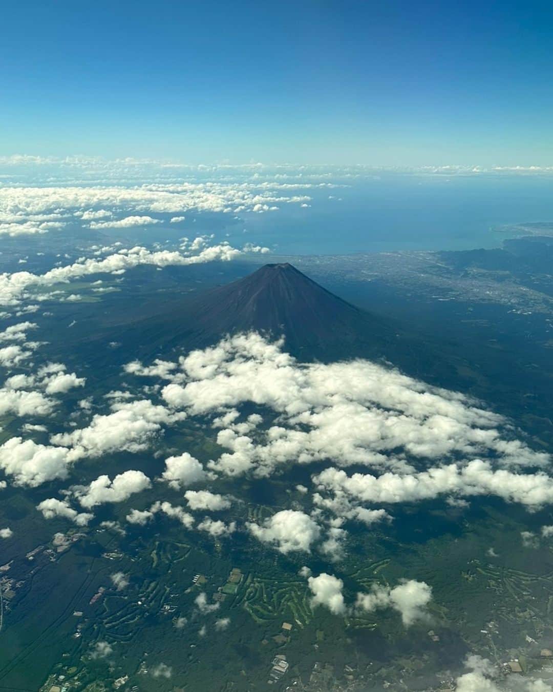 佐久間一行のインスタグラム：「たまたま山の日に空から😄  #佐久間一行 #富士山 #山の日 #春巻きは隠れていません」