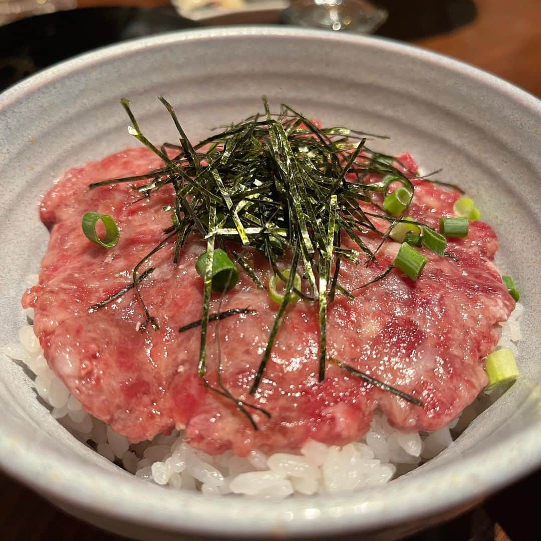 大沖のインスタグラム：「陸のマグロってキャッチコピーがついていた、牛とろメシ」