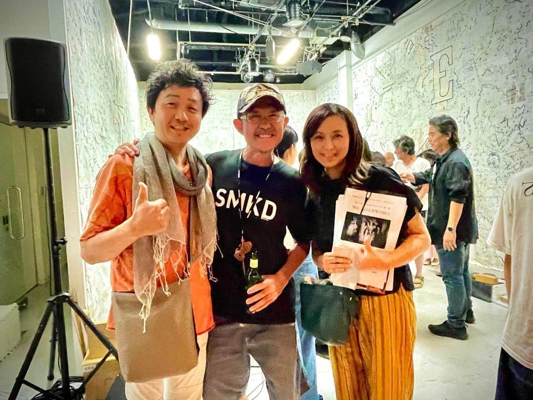 島田奈央子のインスタグラム：「昨日は、五感を刺激する舞台を観に。  小池博史さん作/演出の「WE-入口と世界の出口」。音楽を担当し、パーカッション・パフォーマーとして出演する、下町兄弟さんにお誘いを頂き、平井景さんとお伺いしました！  下町さんは、ラッパー、パーカッショニスト、作曲家としてご活躍。以前MBSの深夜ラジオ番組で、レギュラーでご一緒してから、ずっと長くお付き合い頂いています。  舞台は、50年後の未来。混沌とした世界で、幻想と現実が交差する少し奇妙な物語。 生カメラとプロジェクター、そして音と共存しながらのパフォーマンス。  四角い空間の中で、次々と景色が変わっていきます。  すごい！これはすごい！息つく暇もなく、どんどん展開していきます！  音楽も雅楽があったり、中東系の音楽あり、サンバありと、音楽の広がりも。 下町さんの音楽がこの舞台の要でもあります。  刺激的で面白かったー！  本日が千秋楽。ただプロジェクトはまだまだ続くので、是非チェックしてみてください。 告知動画 https://www.youtube.com/watch?v=Zmt7Ji9UHcA  終演後、下町兄弟さんと3ショット。ドラマーとパーカッショニストとの写真共演でまたまた嬉しそう♪  そして、演出の1つにあった、ジオラマと。更に演出をマネして、モノクロで動画にしてみました。 #we入口と世界の出口 #小池博史ブリッジプロジェクト #小池博史 #下町兄弟 #平井景 #島田奈央子」
