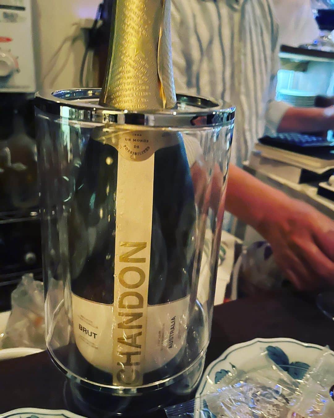 ごあきうえのインスタグラム：「昨夜もお祝いして頂きました。 めっちゃありがとうございました！  このお盆は台風も心配だし、帰省せずに東京でゆっくりしようと思いますが あまり飲み過ぎない様に注意しなきゃ💦  汗疹薬副作用のシワシワ首を隠す為に襟付きシャツにブローチを付けて行ったのですが、 ほろ酔いでオーヴが逆さまになってしまい ごめんなさい、Vivienne様  来週末は郡山に行くよー！  #discoverourchampagnes #Moët #MoëtChandon #お盆　#VivienneWestwood」