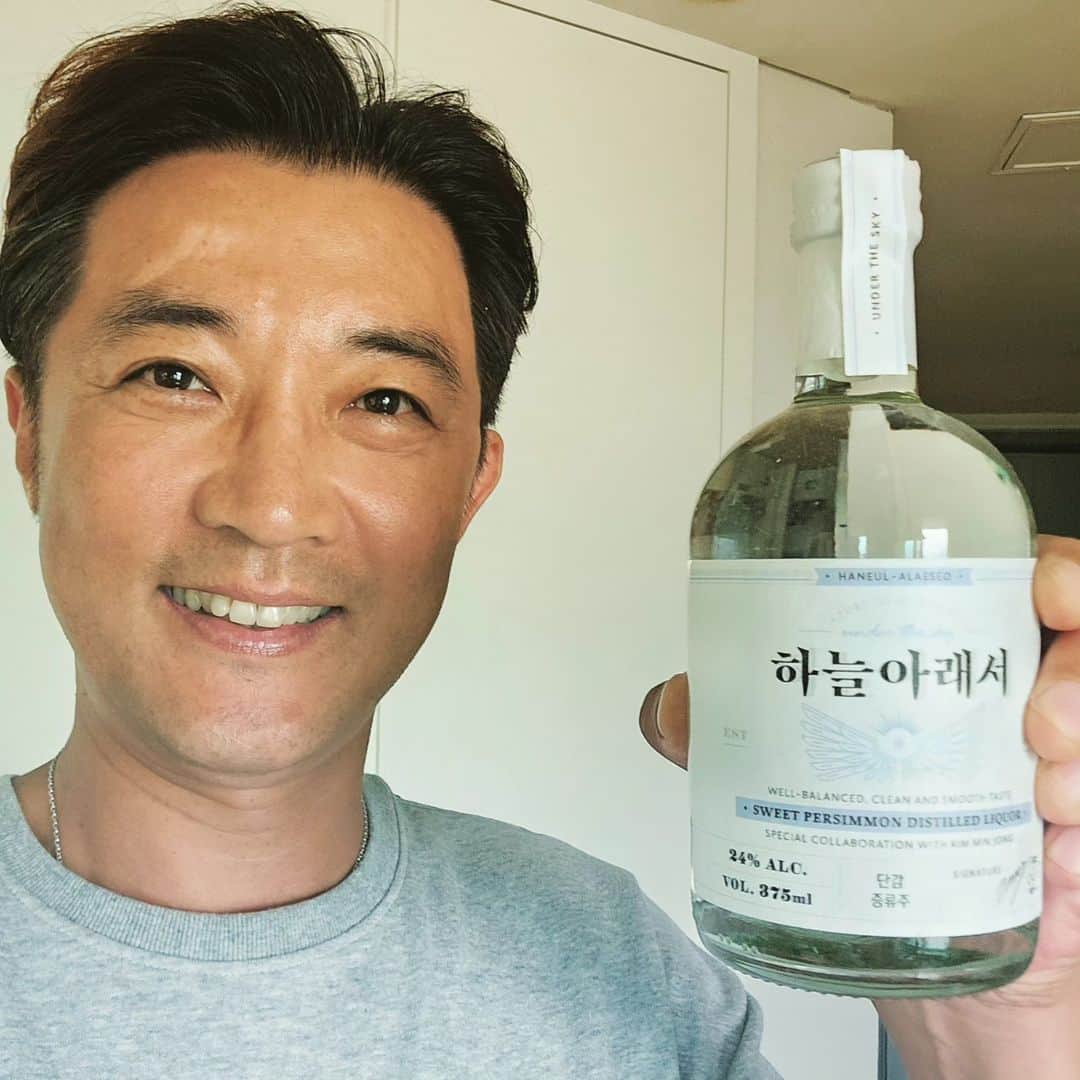 アン・ジェウクのインスタグラム：「#하늘아래서#단감증류주#김민종#선물 #대박기원  친구 민종이가 시작하는 사업이랍니다~ 많은 관심 부탁드려요~~~^^」